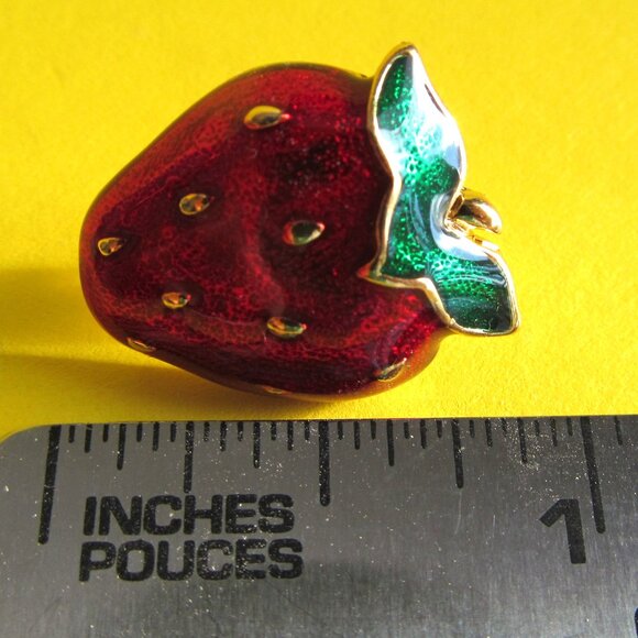 Vintage strawberry post earrings - Picture 5 of 5